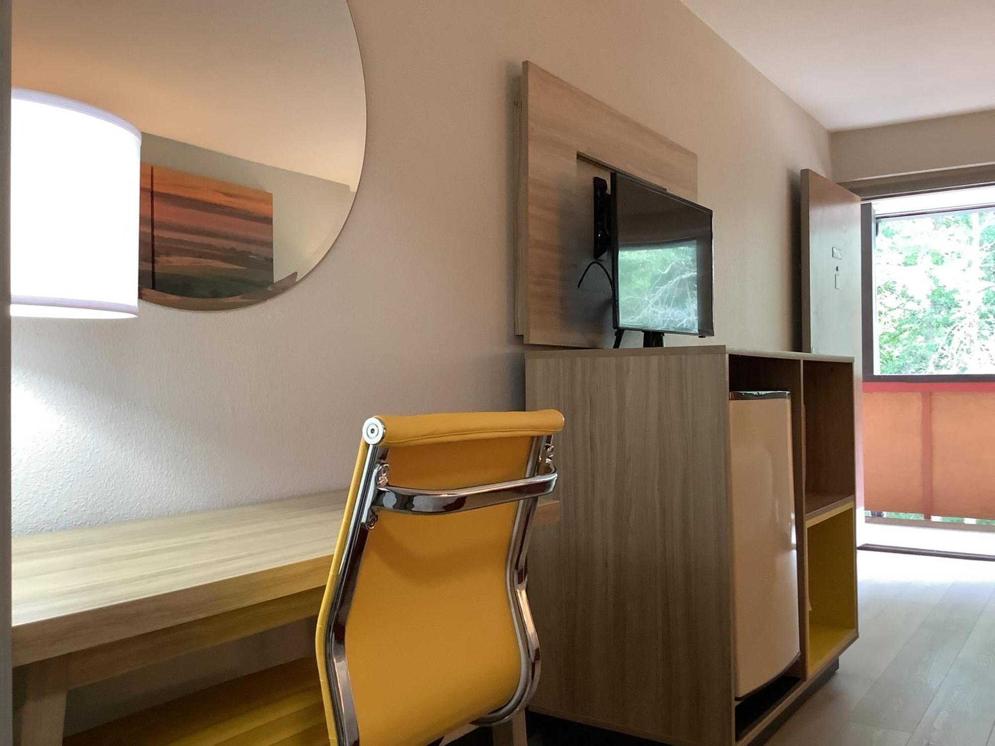 Days Inn By Wyndham Kingdom City Ngoại thất bức ảnh
