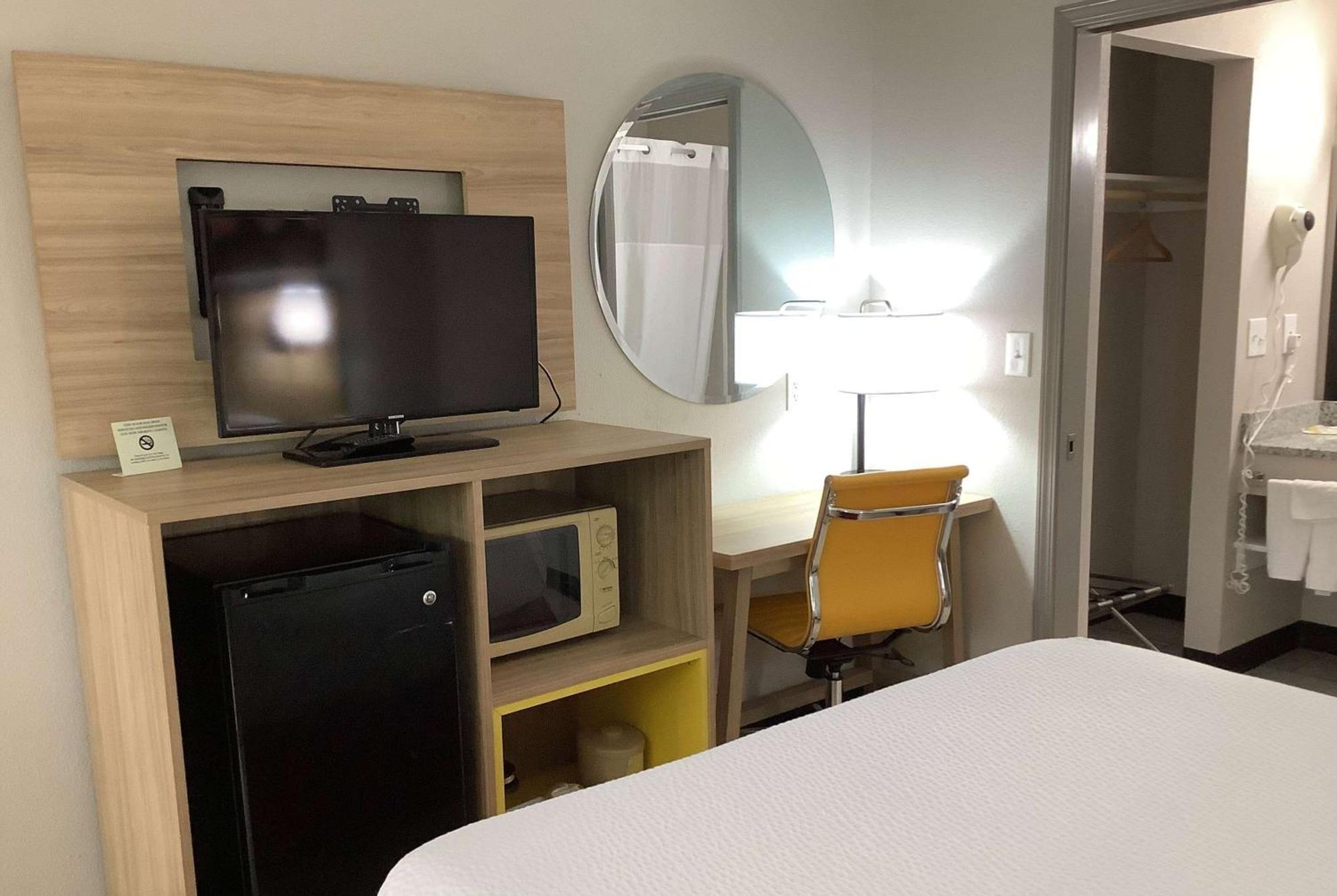 Days Inn By Wyndham Kingdom City Ngoại thất bức ảnh