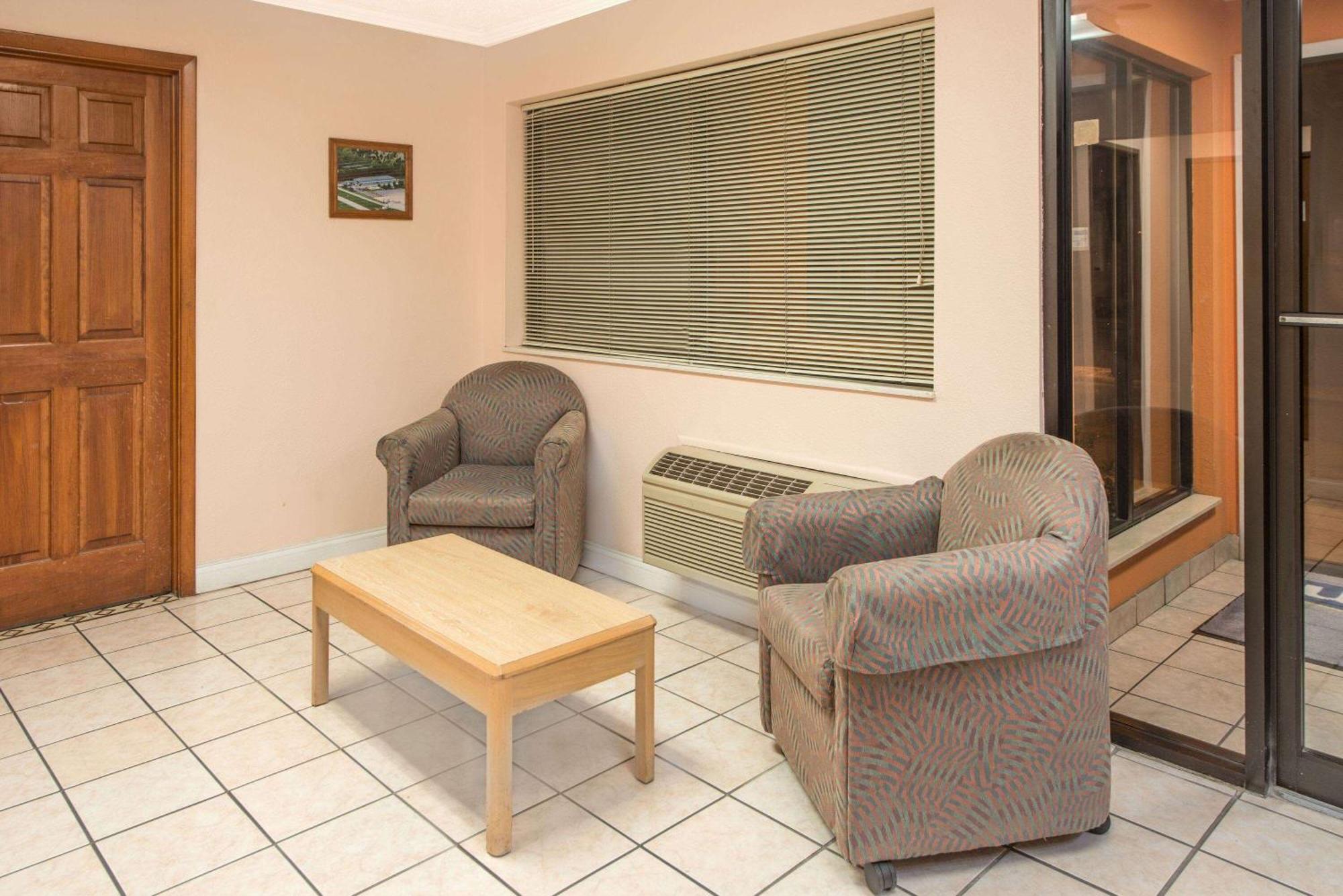 Days Inn By Wyndham Kingdom City Ngoại thất bức ảnh