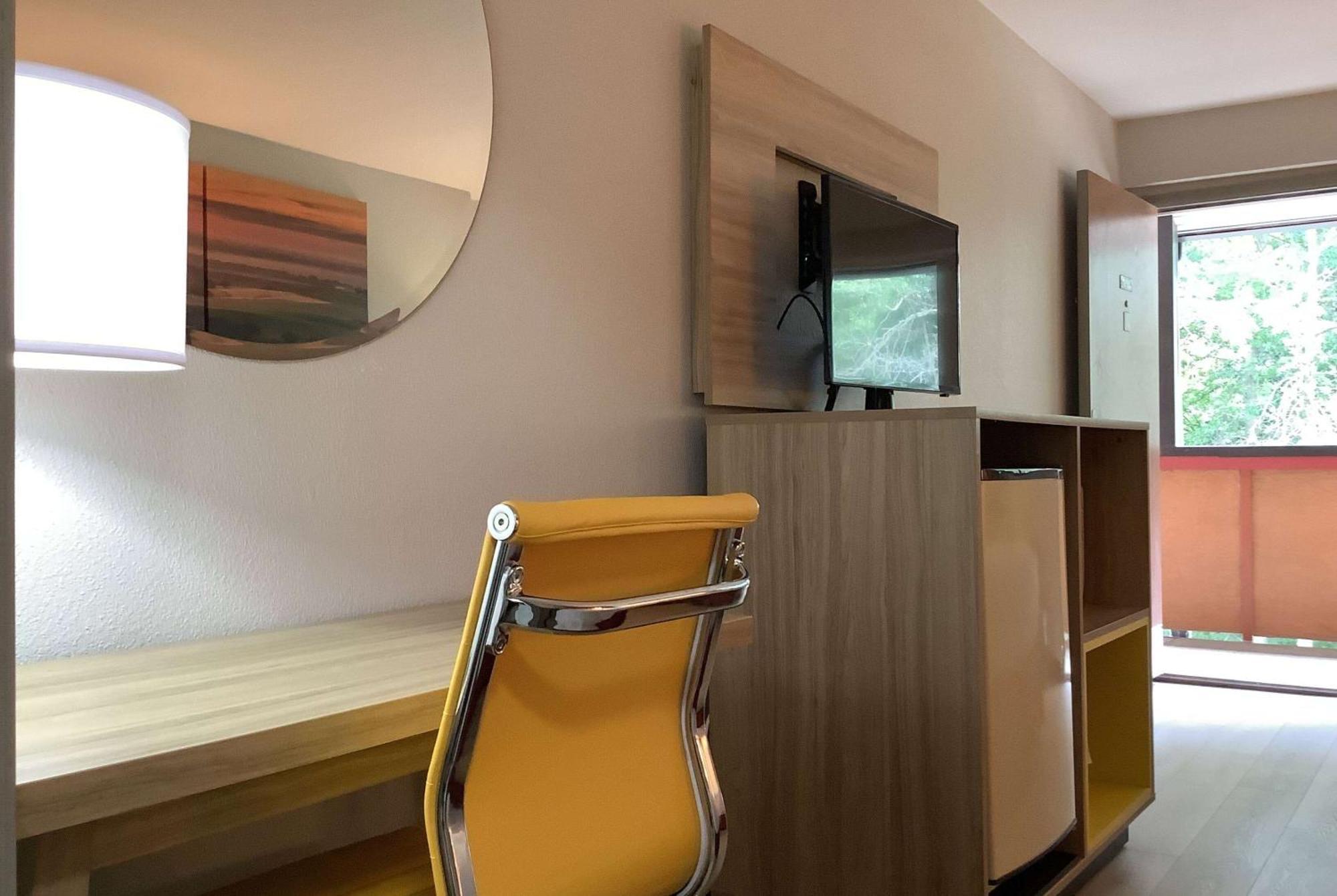 Days Inn By Wyndham Kingdom City Ngoại thất bức ảnh